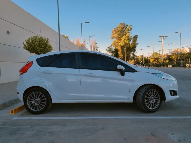 FORD FIESTA 2015 - Creek Motors