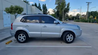 HYUNDAI TUCSON 2010 - Creek Motors