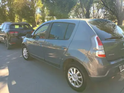 RENAULT SANDERO 2015 - Creek Motors