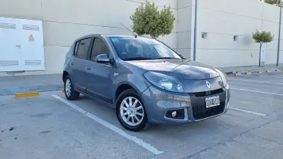 RENAULT SANDERO foto 1
