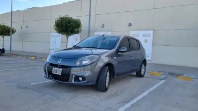 RENAULT SANDERO foto 2
