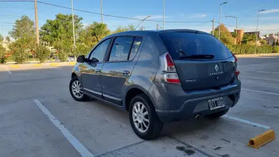 RENAULT SANDERO foto 4