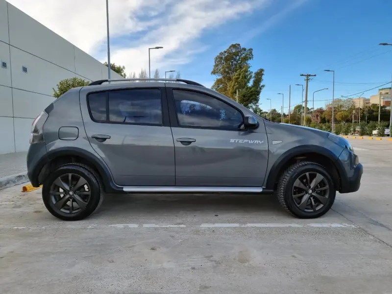 RENAULT SANDERO STEPWAY 2015 - Creek Motors