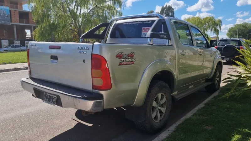 TOYOTA HILUX 2009 - Creek Motors
