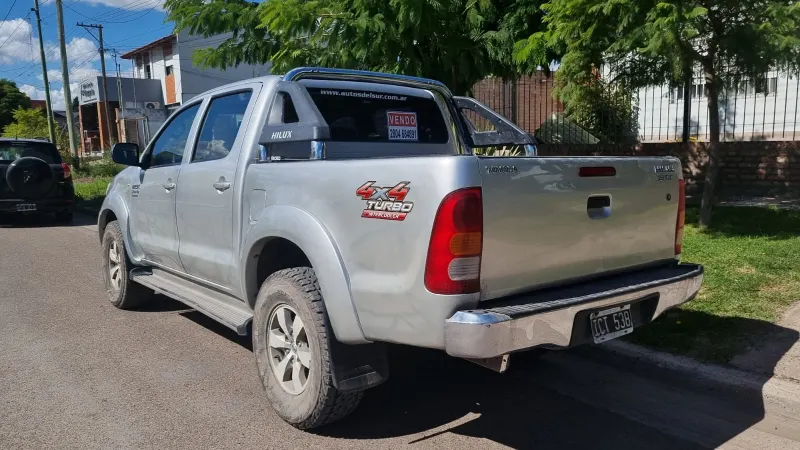 TOYOTA HILUX 2009 - Creek Motors