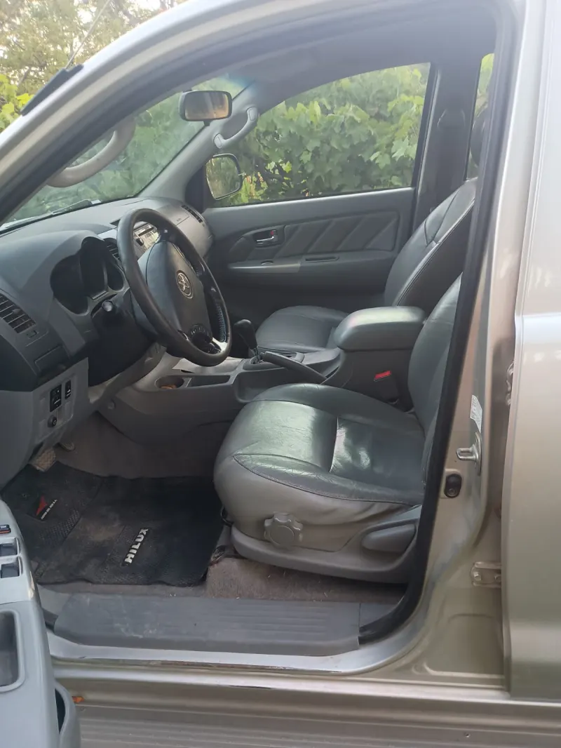 TOYOTA HILUX 2009 - Creek Motors