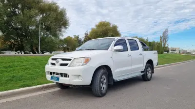 TOYOTA Hilux foto 1