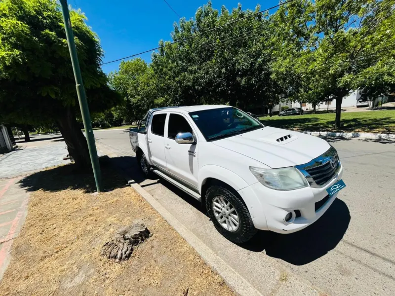 TOYOTA Hilux 2015 - Creek Motors