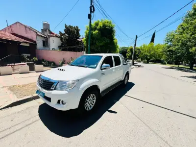 TOYOTA Hilux foto 2