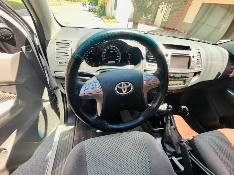 TOYOTA Hilux 2015 - Creek Motors