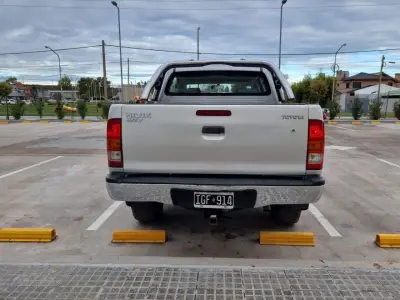 TOYOTA HILUX PICK - UP 2009 - Creek Motors