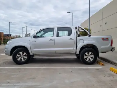TOYOTA HILUX PICK - UP 2009 - Creek Motors
